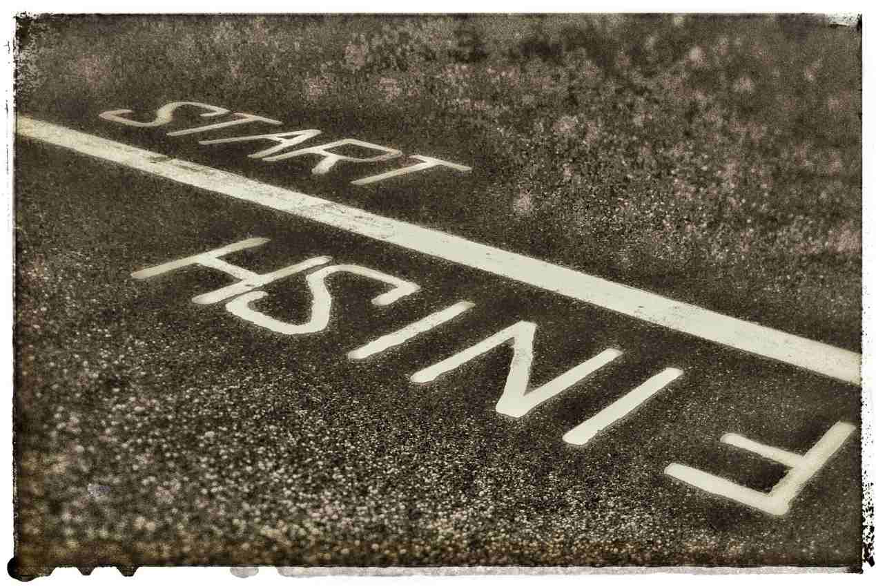 The word "finish" and "start" divided by a line between them.