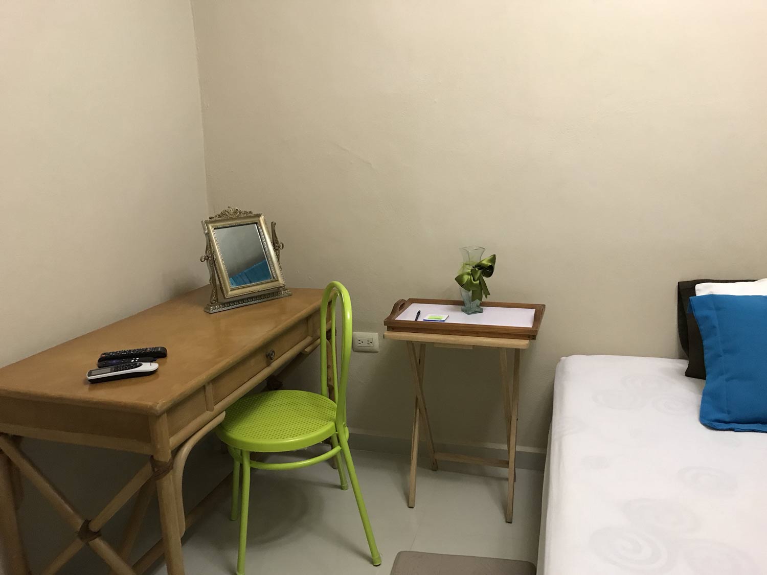 bedroom-nightstand-in-playa-del-carmen-apartment