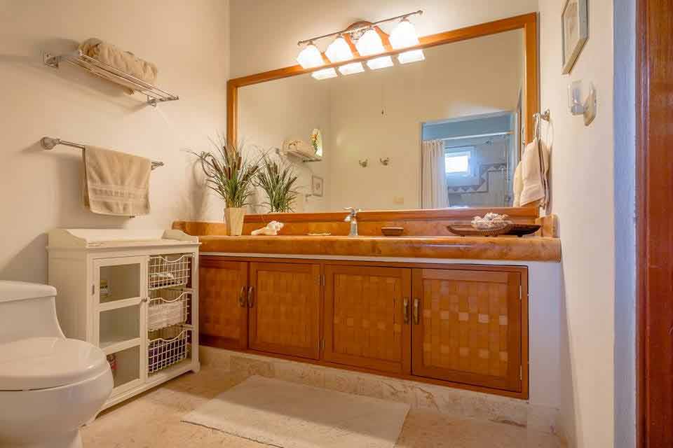 king-suite-bathroom-in-villa-del-mar-beach-house-playacar