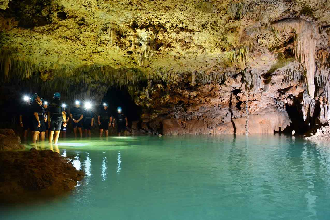 rio-secreto-cancun-group-tour-with-guide-and-eight-tourists-in-cave