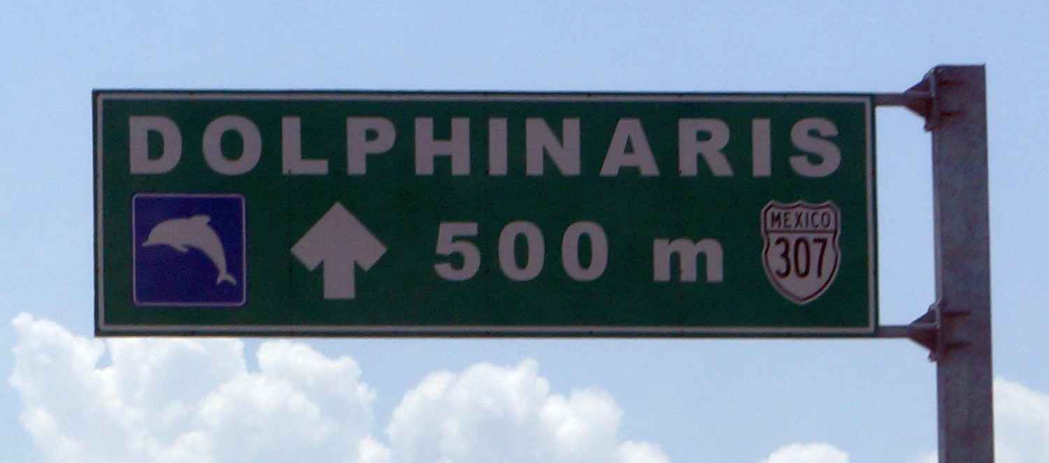 A sign on the freeway that points to Dolphinaris.