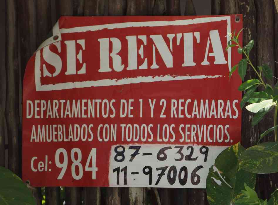 "SE RENTA" sign In Playa Del Carmen.