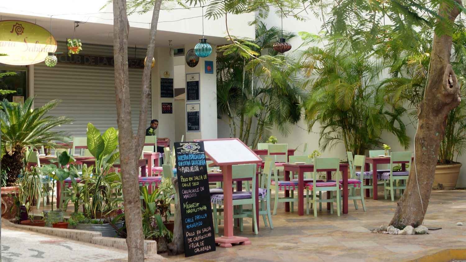 A small outdoor restaurant in downtown Playa Del Carmen serving healthy food.