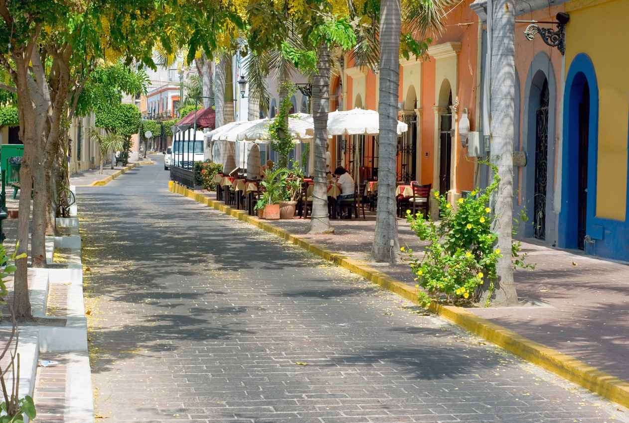 A typical Mexican street that you will find in high-class tourist areas.