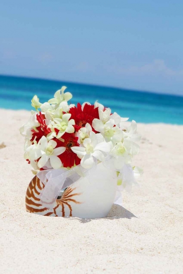 An amazing swan flower bouquet on the beach.